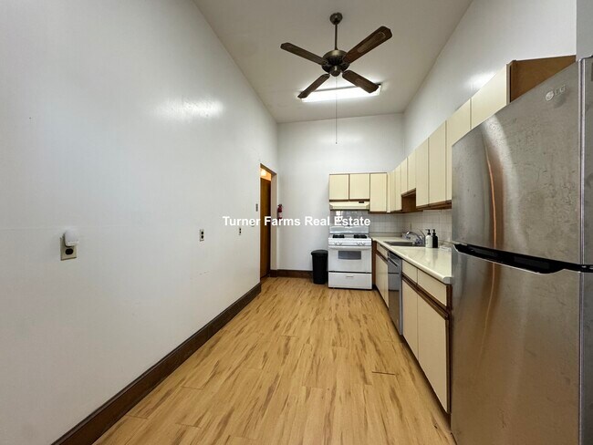 Building Photo - 149 Hillside St