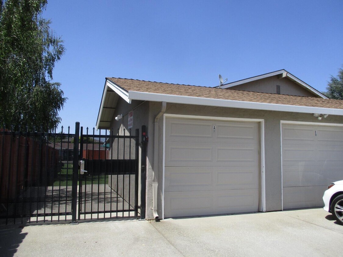 Foto principal - 8158 Kelton Dr