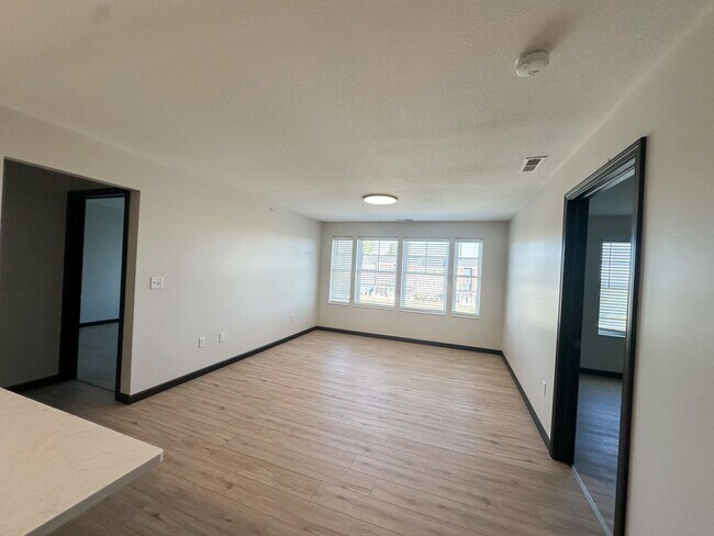 Building Photo - New! Beautiful 2 Bed, 2 Bath Apartment in ...