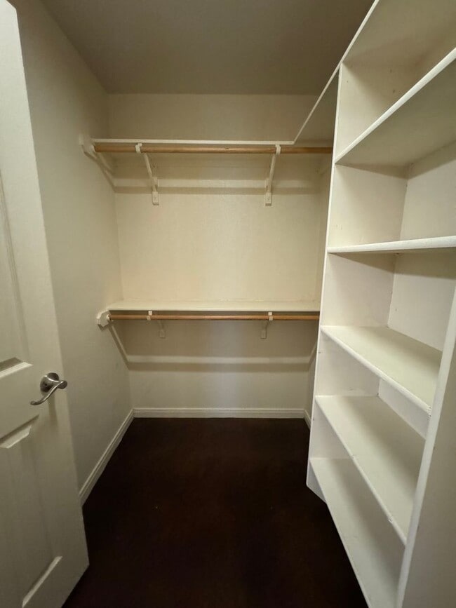 Building Photo - Taylors Crossing 2302