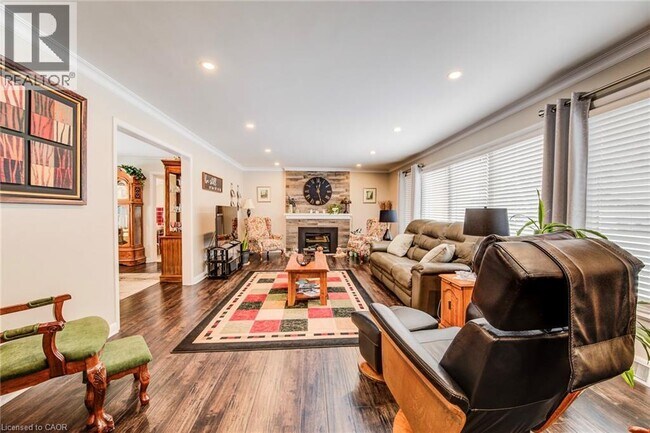 Photo du bâtiment - 203 MacDonald Pl