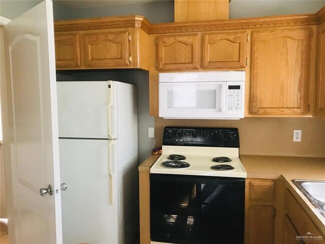 Building Photo - 423 La Mancha Dr