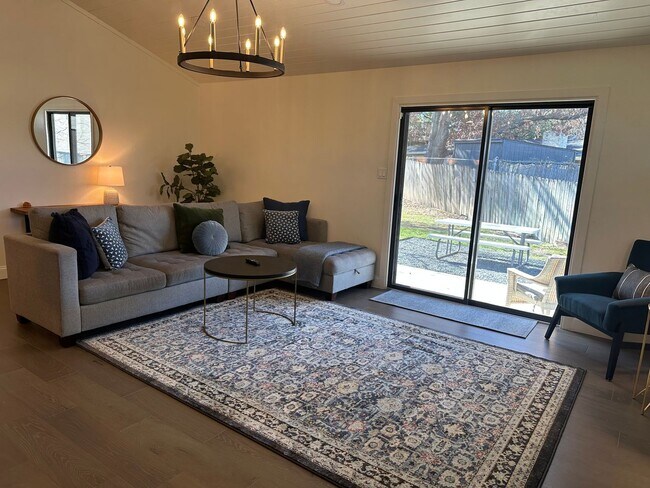 Building Photo - *** Near Domain * Stunning 4 Bedroom House * Fully Furnished * Designer Decorated * High End Luxu...