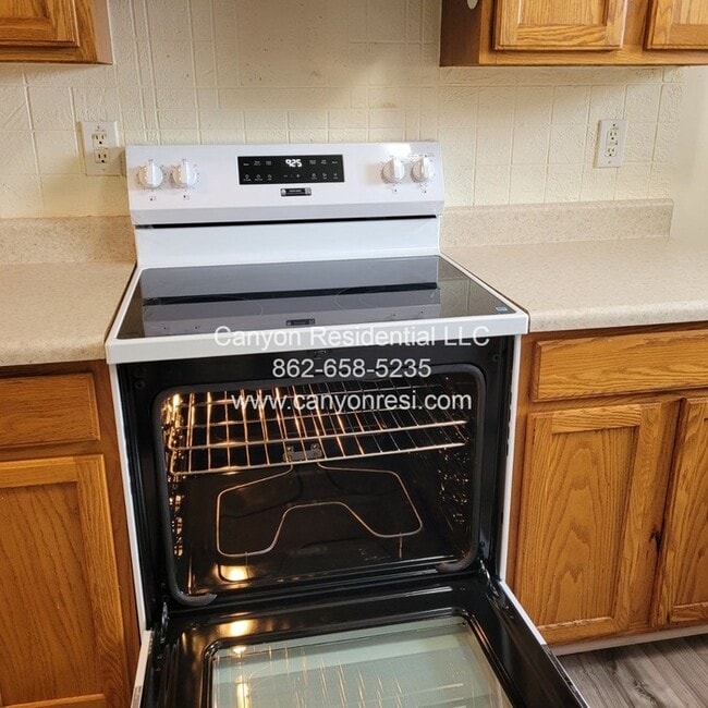 Photo - 461 Bedford Knoll Dr House
