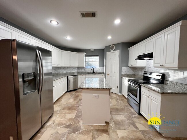 Foto del edificio - Elegant 3 Bedroom Home with Solar Panels!-...