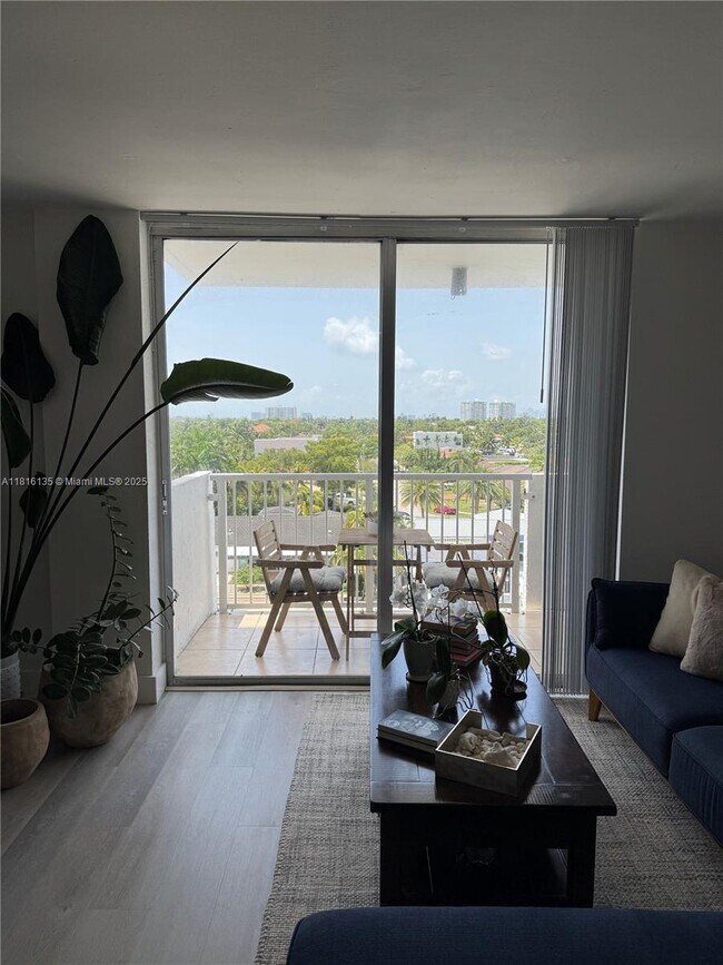 Foto del edificio - 2000 NE 135th St
