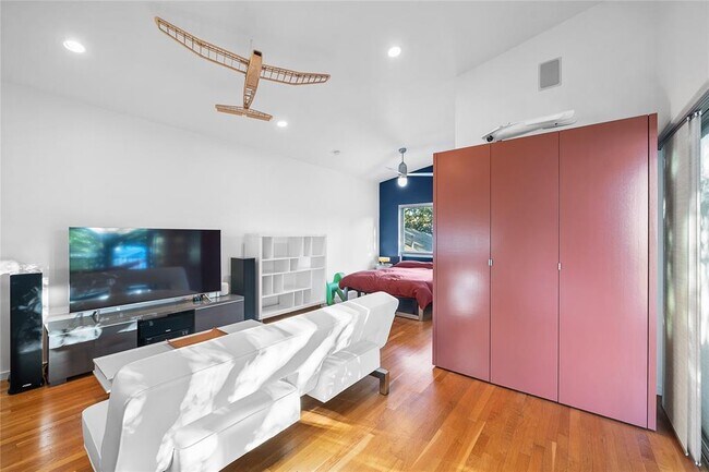 Foto del edificio - 1017 E 7 1/2 St