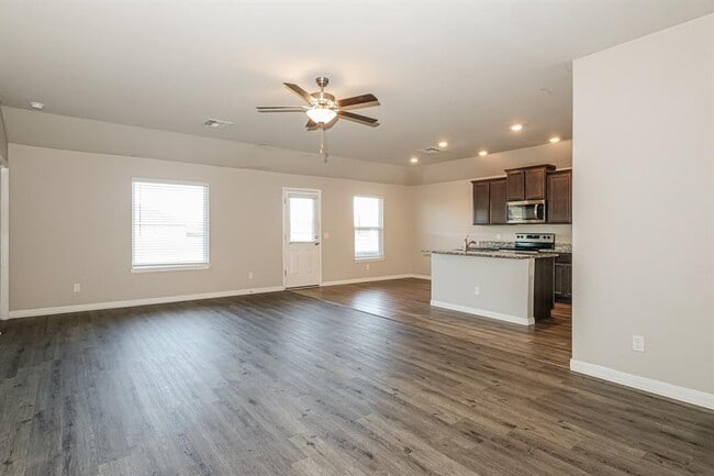 Building Photo - 1600 Maroon Dr