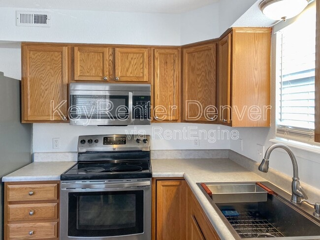 Building Photo - 1650 S Deframe St