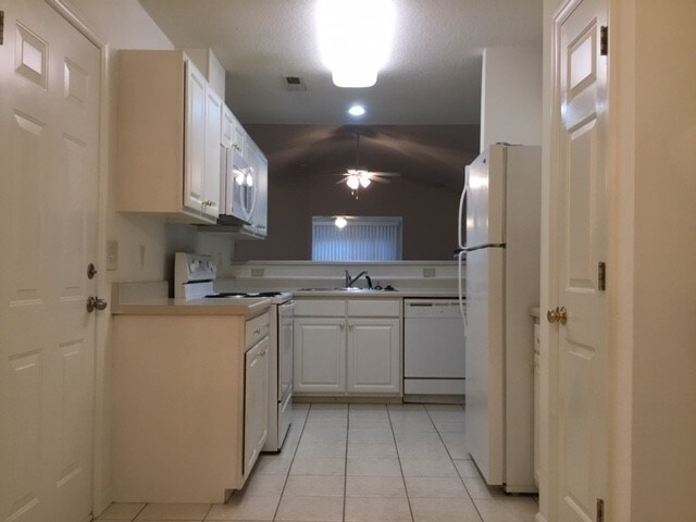 Foto del edificio - 5830 Regent Village Drive