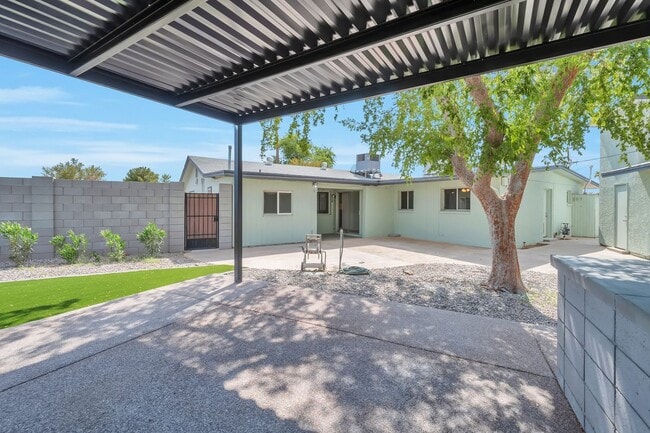 Foto del edificio - Amazing house on huge lot near ASU