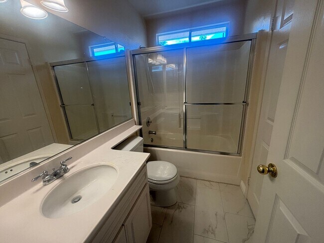 Foto del edificio - Beautiful 3-Bedroom Home with Covered Patio in Valencia!
