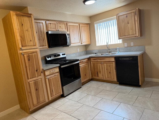 Foto del edificio - 1438 N Shill Dr