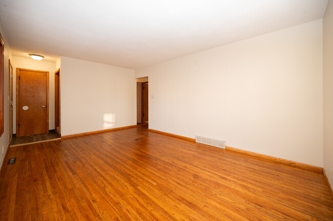 Building Photo - 1220-4 1/2 4 1/2 St NW