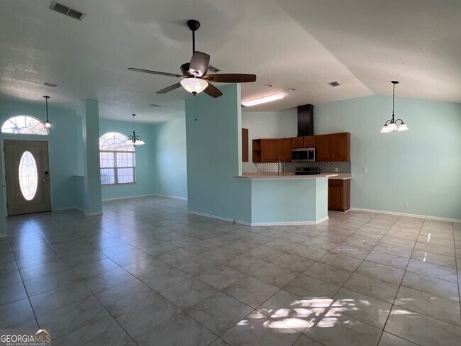 Foto del edificio - 400 Hallowes Dr S