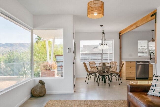 Foto del edificio - COMING SOON: 3-Bed, 2-Bath Desert-Modern B...