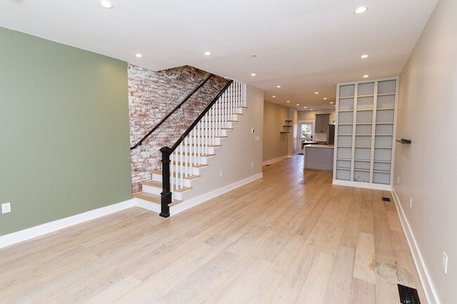 Building Photo - Beautifully Updated 4 Bed/3.5 Bath Row-Hom...