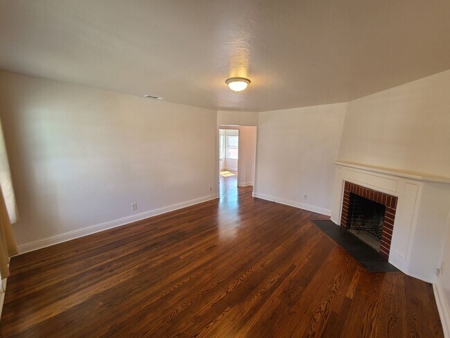 Building Photo - Beautiful 3 Bedroom House looking for a ne...