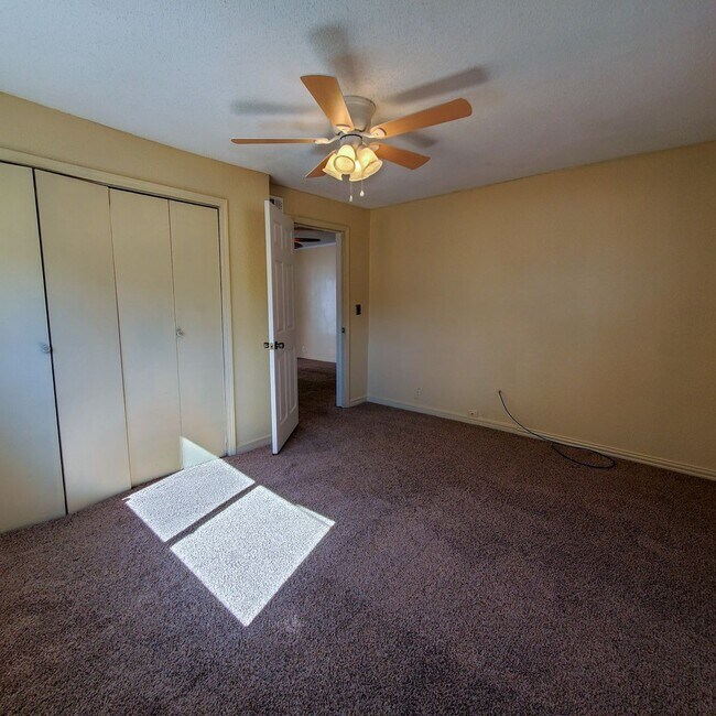 Building Photo - 3 Bedroom home in Shawnee
