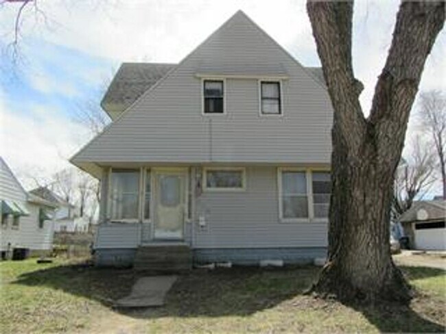 Building Photo - Spacious 4 bedroom, 1.5 bathroom house nea...
