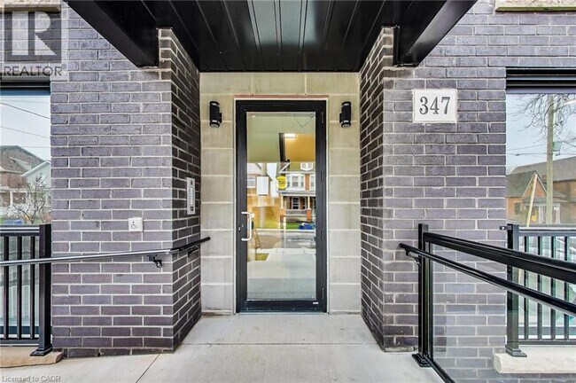 Photo du bâtiment - 347 Charlton Ave W