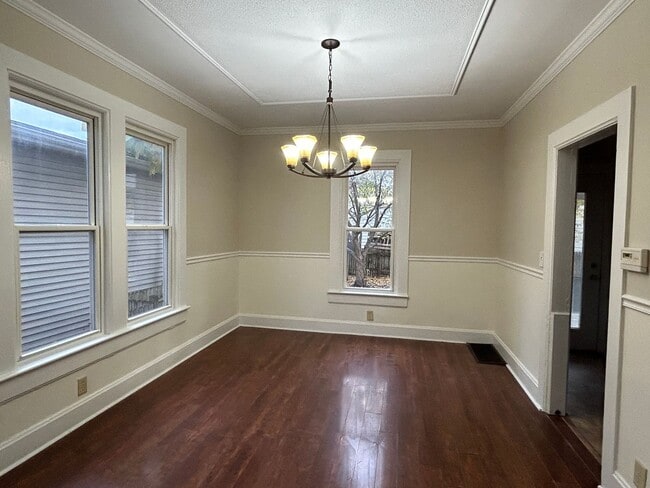 Building Photo - 3 bedroom 1 bath home in Moline