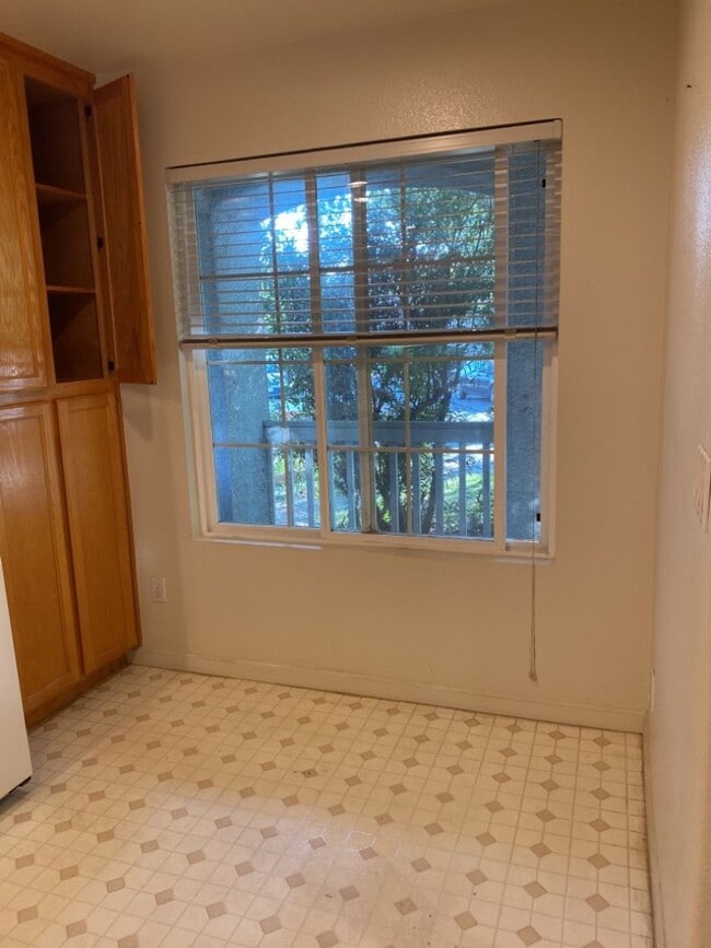 Building Photo - Fantastic 2 Bedroom 2.5 Bath Available September 1st