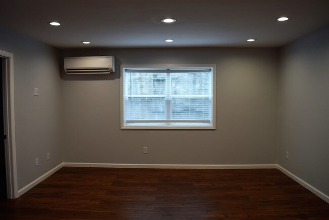 Building Photo - Apartment For Lease!!