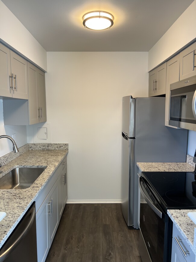 2BR, 1BA Lujo - Woodside Manor Apartments