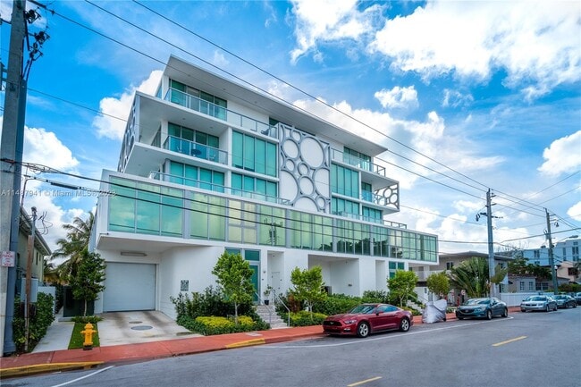 Building Photo - 8425 Crespi Blvd