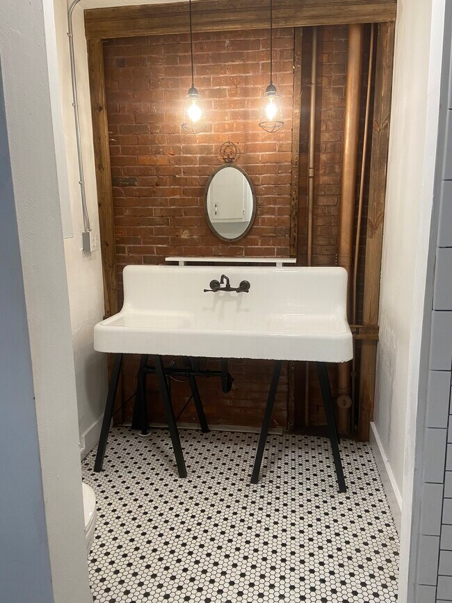 Lavabo de baño de hierro fundido restaurado - 616 W Azeele St