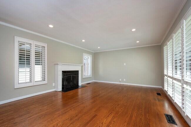 Building Photo - 403 Laurel Ave