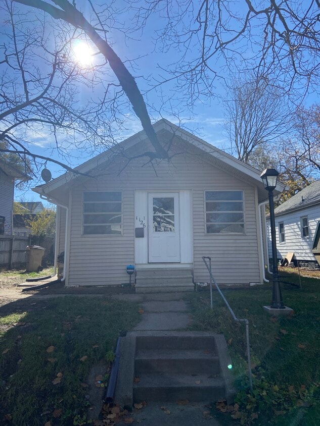 Primary Photo - 1126 Milton St