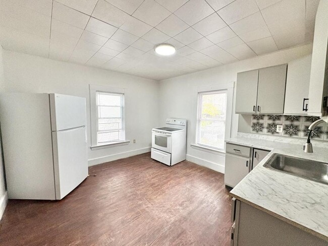 Building Photo - 7 Howe St