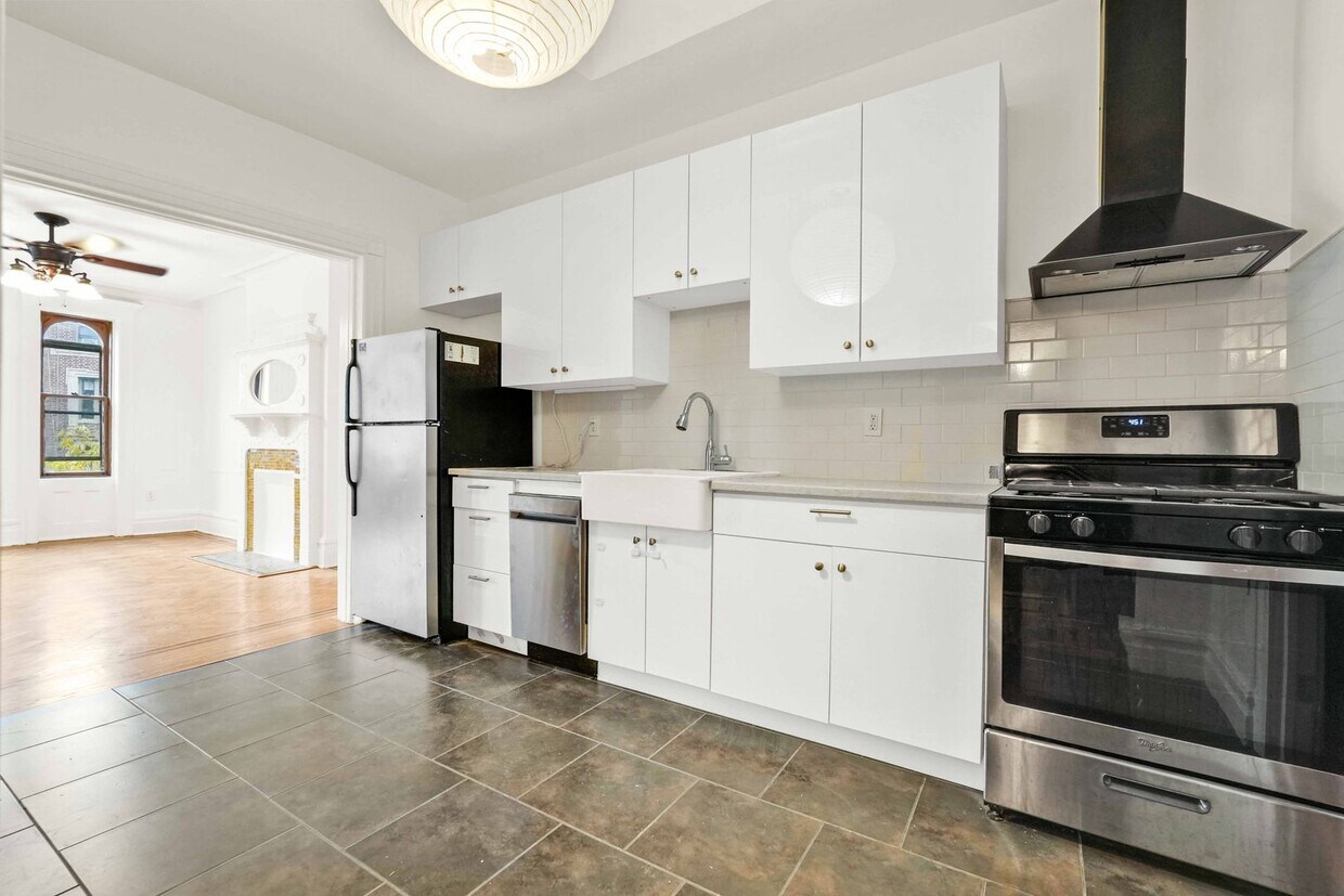 Foto principal - 678 Sterling Pl