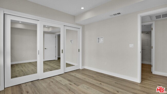 Building Photo - 846 S Mariposa Ave