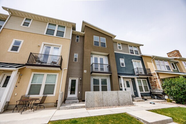 Building Photo - 972 S High Ridge Dr