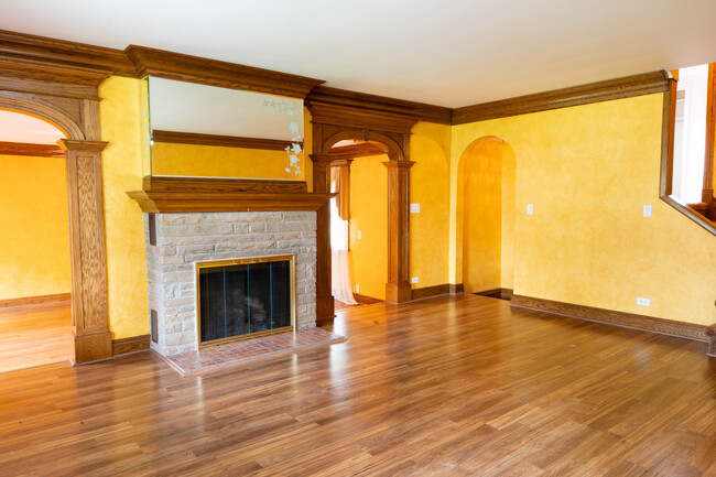 Building Photo - 1095 S Prospect Ave