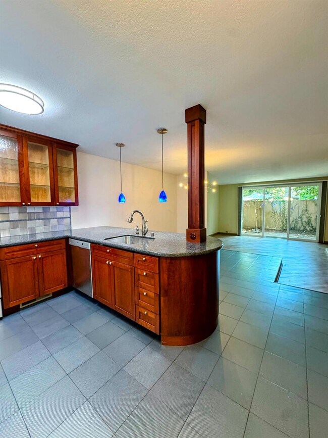 Foto del edificio - 2224 Woodside Ln