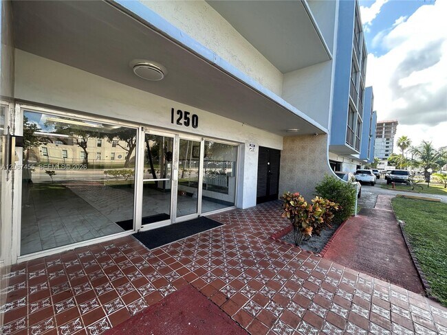 Foto del edificio - 1250 NE 125th St