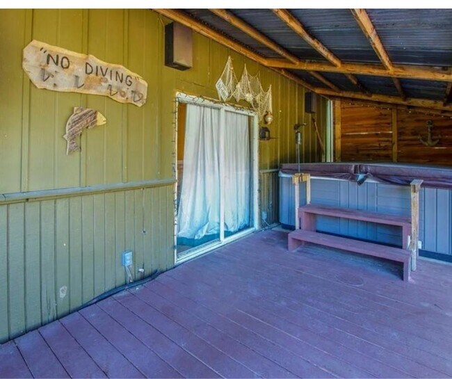 Back deck with large jacuzzi - 700 Oak Grove Loop