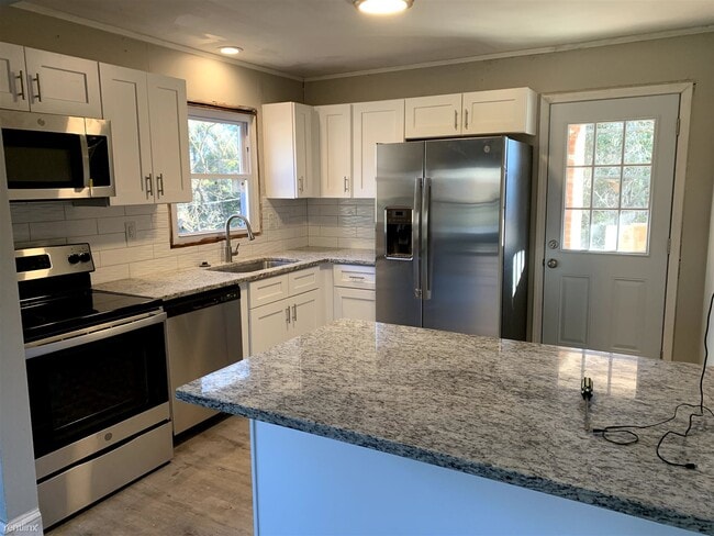 Building Photo - 2 br, 1 bath Duplex - 3401 Meredith Avenue...