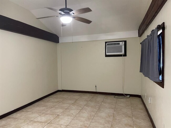 Building Photo - 8430 Holiday Ln