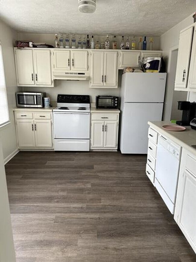 Foto del edificio - Spacious Townhome Near Campus
