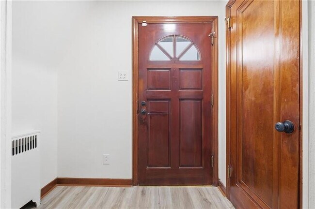 Building Photo - Newly Renovated Pittsburgh 3 Bed House