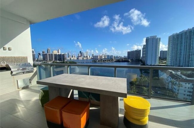 Foto del edificio - 3300 NE 188th St
