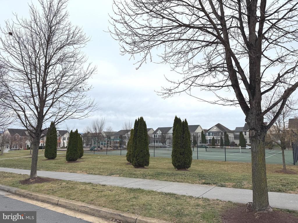 Foto del edificio - 60 Deerbrook Dr