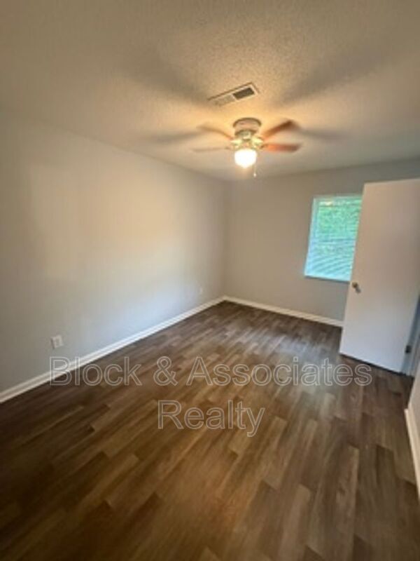 Foto del edificio - 302 Reece Ave