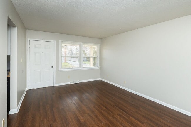 Building Photo - 310 NE Trilein Dr