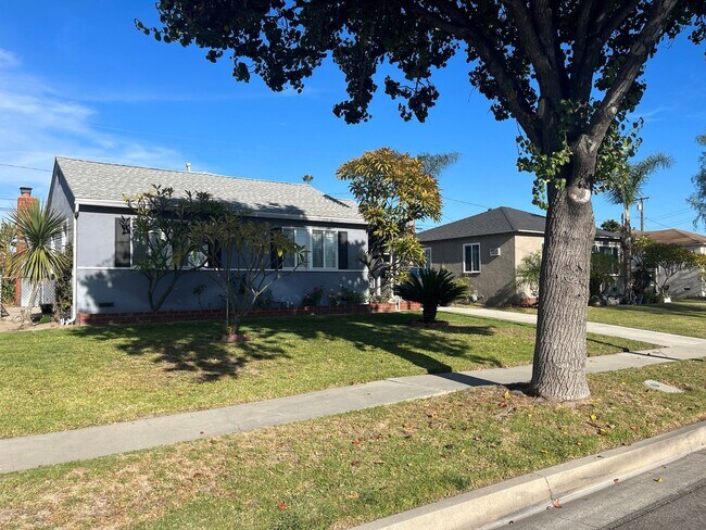 Building Photo - Great charming home!